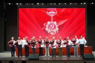 为在党50年的老同志颁发纪念奖...